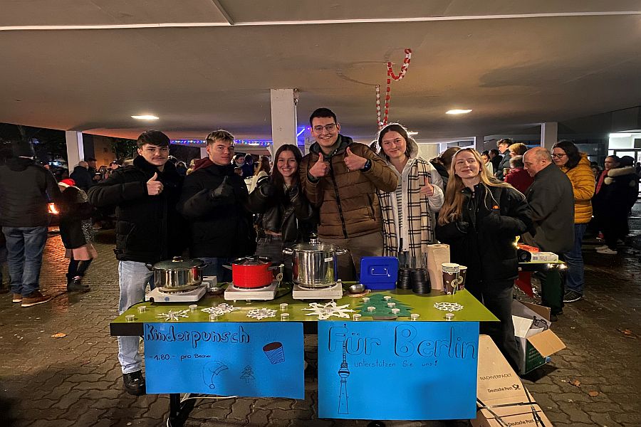 Weihnachtsmarkt GBG Schulerinnen und Schuler der 10c sammeln Geld fur Berlin Bild Jenny Kim.jpg